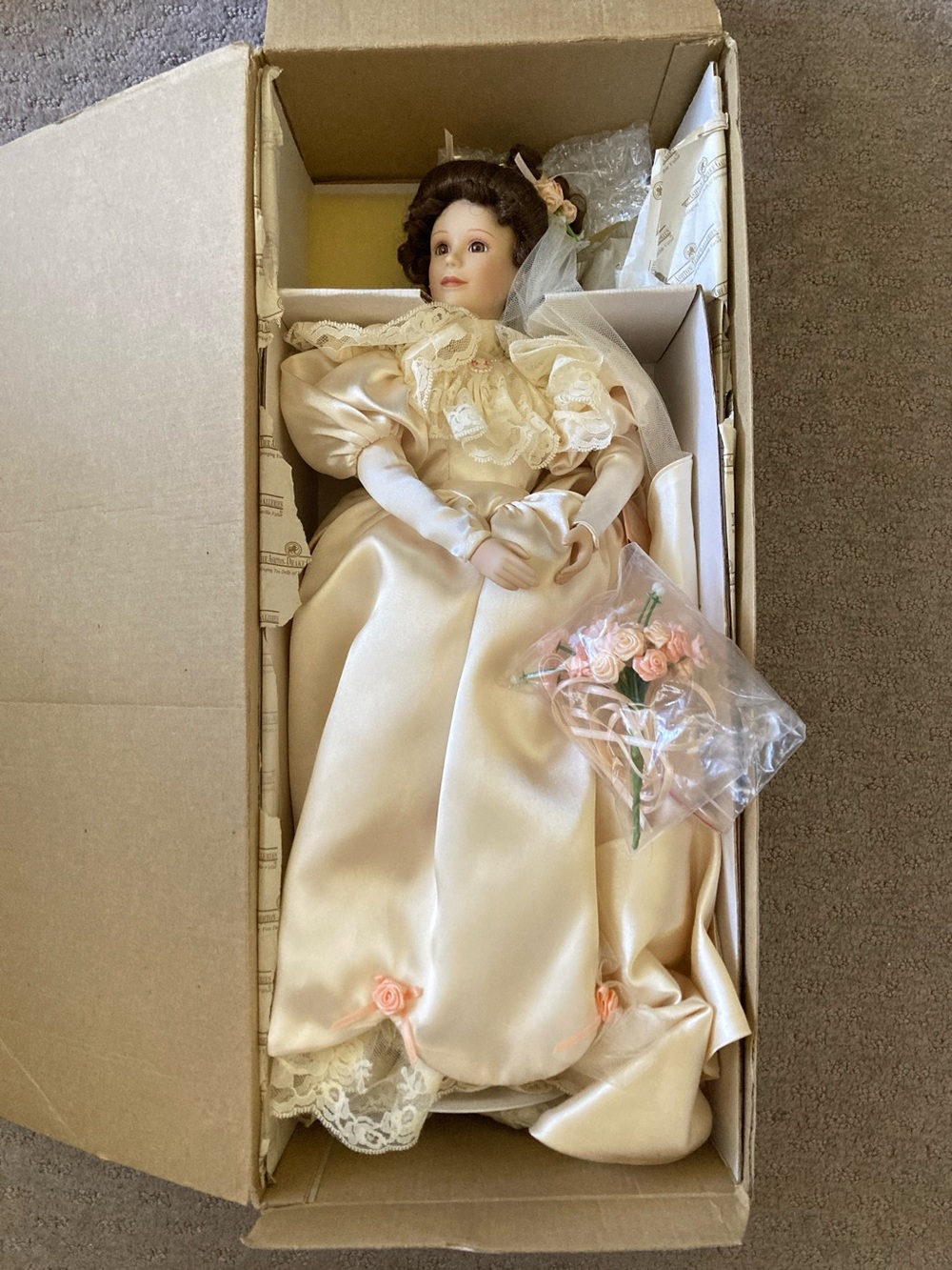 Vtg 1994 Ashton-Drake "Elizabeth" Edwardian bride 19" collectible doll.